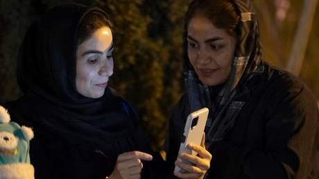Iran lifts WhatsApp ban