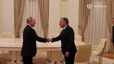 Putin meets with Trump envoys for Ukraine talks