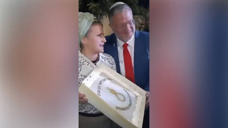 Israeli security minister celebrates birthday with ‘noose cakes’ (VIDEO/PHOTO)