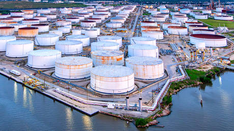 World oil reserves drain at record pace – Bloomberg