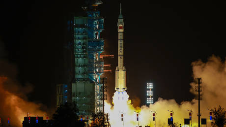 China launches year-long orbital mission with lunar ambitions (VIDEOS)