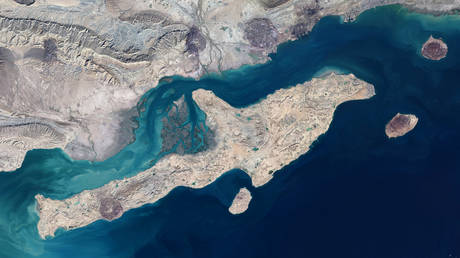 Tehran retaliates for ‘defensive’ US strike on Iranian island (VIDEOS)