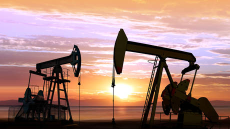 JPMorgan throws in towel on forecasting oil price
