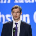 Russian-born businessman elected as new world chess chief