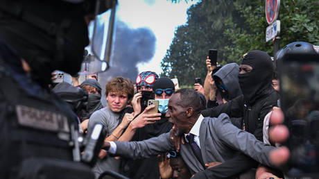 French mayor gassed after acting as “human shield” for masked protesters (VIDEO)